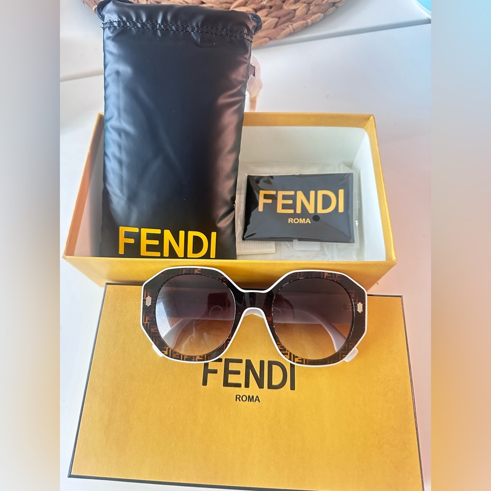 ❌SOLD❌ Auth Fendi white frame Fendi logo sunglasses - Picture 1 of 8
